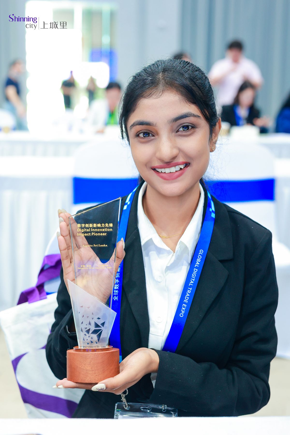 Aruni Samaranayake of AiGNITE Sri Lanka holding the Digital Innovation Impact Pioneer award at the Global Digital Trade Expo, Hangzhou, September 2026